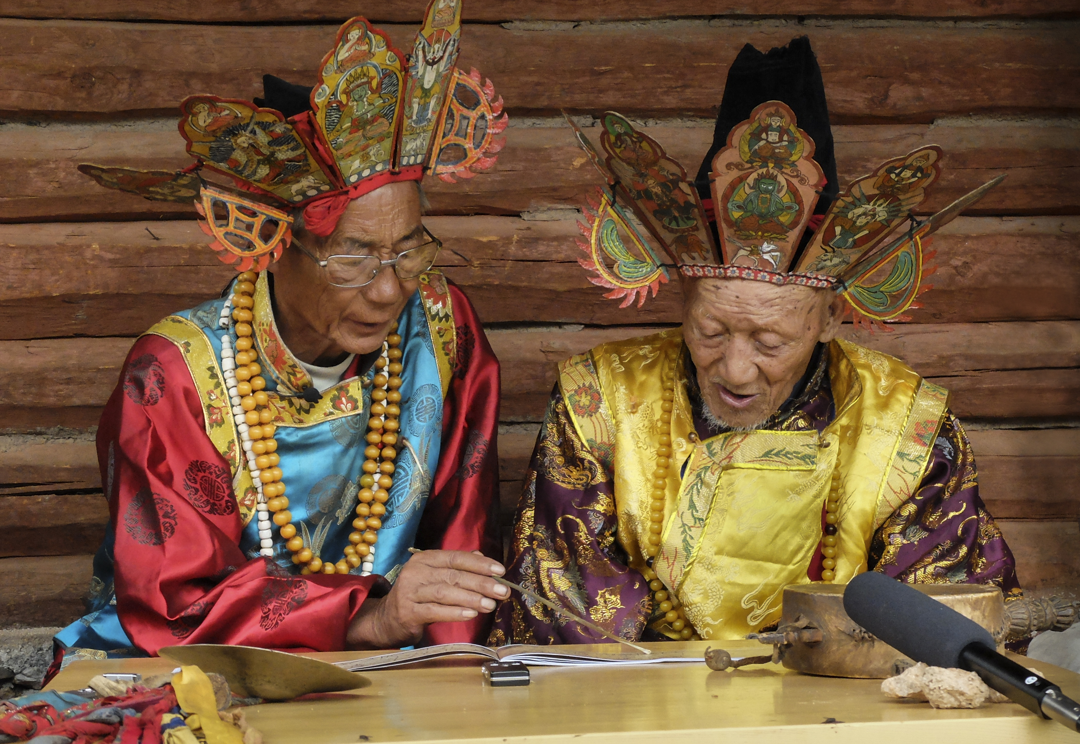 Les Dongba Xi Shanghong et He Zhiben chantent un manuscrit, juillet 2013 (Yunnan). © Zhang Xu D.R.